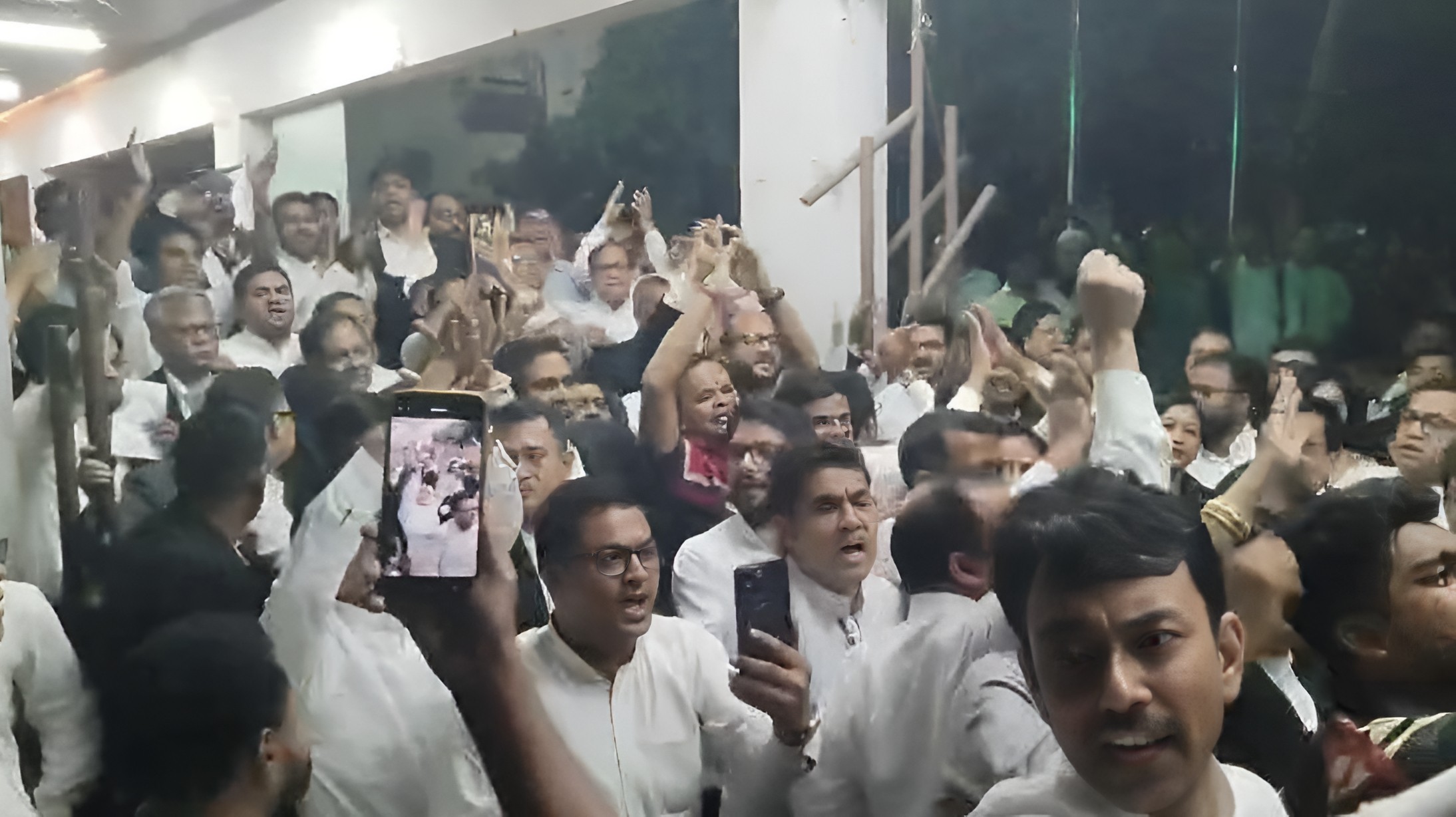 সুপ্রিম কোর্টে আওয়ামীপন্থী আইনজীবীদের বিক্ষোভ মিছিল